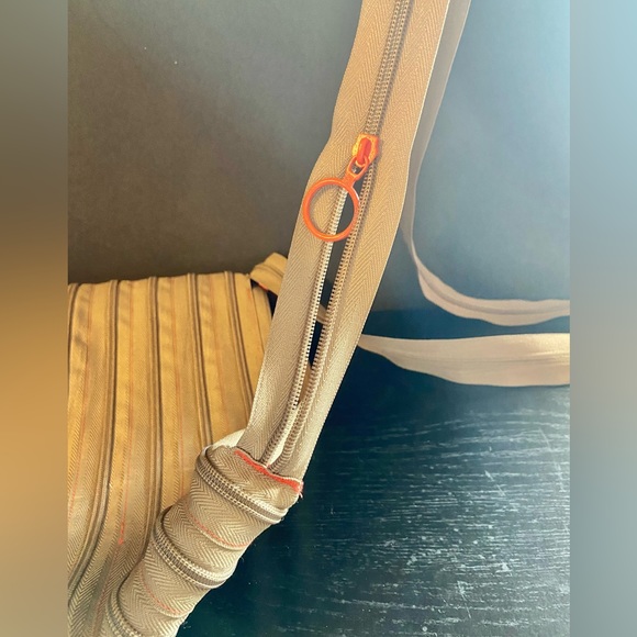 “Goldilocks” size Purse made from 1 zipper! 10 in. wide and 8.5 in. long. New. - Picture 7 of 14